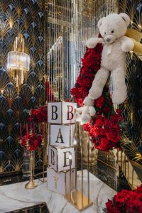 Sală botez Cluj decorată elegant cu aranjamente florale și lumini ambientale